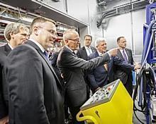 Einweihung des Opel-Entwicklungszentrums für Antriebssysteme in Rüsselsheim mit Vorstandschef Dr. Karl-Thomas Neumann (Bildmitte) und Ministerpräsident Volker Bouffier (2.v.r).  Foto: Opel